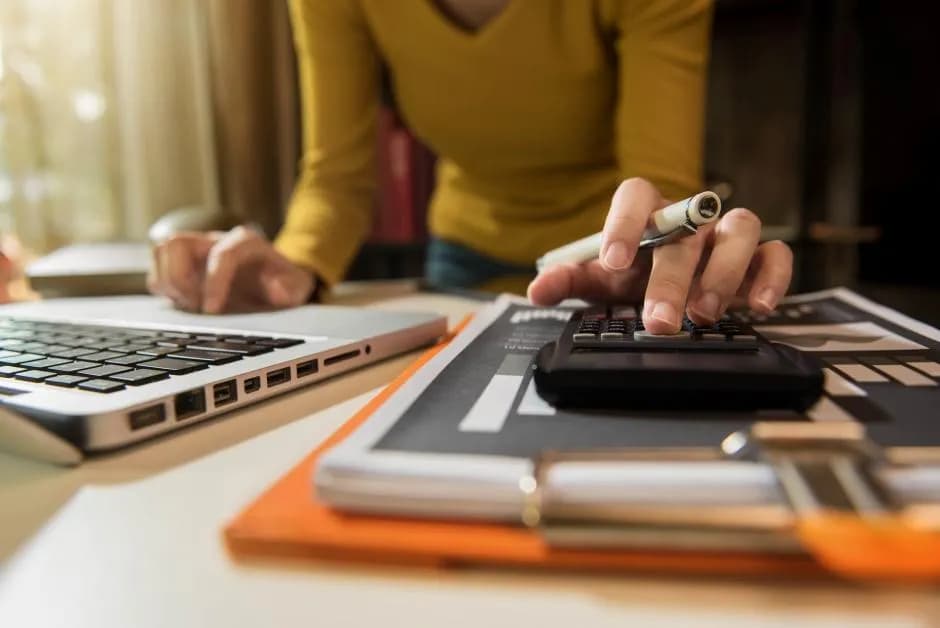 Ile kosztuje zatrudnienie pracownika? Odkryj ukryte wydatki!